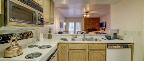 Een koelkast, een oven, een vaatwasser, een koffiezetapparaat/waterkoker