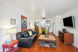 TV - Walk to Retro Row: Long Beach Condo (Long Beach)