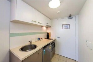 Refrigerador, microondas y utensilios de cocina 