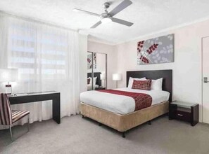 1 habitación, tabla de planchar con plancha y ropa de cama 