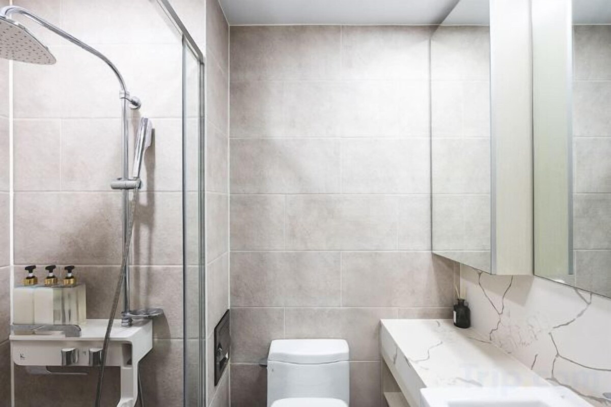 Badezimmer | Dusche, Haartrockner, Hausschuhe, Handtücher