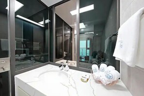 Ducha, secador de pelo, pantuflas, toallas
