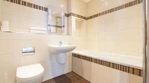 Family Studio, Garden View | Bathroom | Hair dryer, slippers, towels, soap - Teddington Lodge (Teddington)