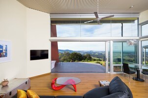 奢华开间套房, 1 张特大床, 浴缸, 山景 | 起居区 | 55-英寸智能电视 （配备数码频道）、DVD 播放器