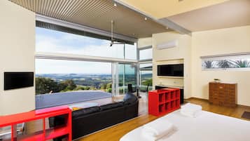 Luxury Studio Suite, 1 King Bed, Bathtub, Mountain View | Living area