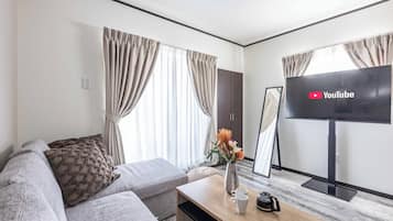 Departamento ejecutivo, 3 habitaciones, para no fumadores, baño privado (Maisonette) | Área de sala de estar | Televisión de pantalla plana de 50 pulgadas con canales digitales