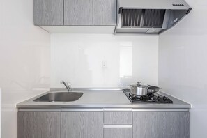 Apartamento ejecutivo, 3 habitaciones, no fumadores, baño privado (Maisonette) | Cocina privada | Frigorífico, microondas, placa de cocina y hervidor eléctrico