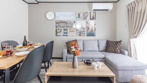 Leilighet – executive, 3 soverom, ikke-røyk, privat bad (Maisonette) | Oppholdsområde | En 50-tommers Flatskjerm-TV med digitale kanaler