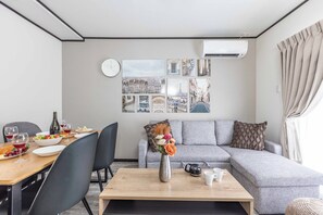 Executive-lejlighed - 3 soveværelser - ikke-ryger - privat badeværelse (Maisonette) | Opholdsområde | 50-tommers fladskærms-tv med digitale kanaler