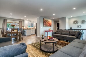 Smart TV, caminetto, tavolo da calcetto