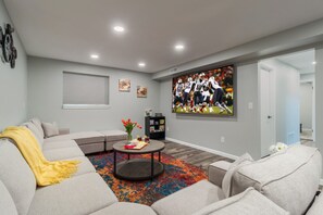 Smart TV, chimenea y futbolito 