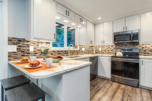 Fridge, microwave, oven, stovetop - Suncrest of Walla Walla Valley (College Place)