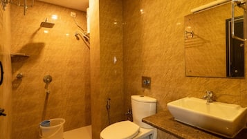 Regadera, amenidades de baño gratuitas, toallas, jabón