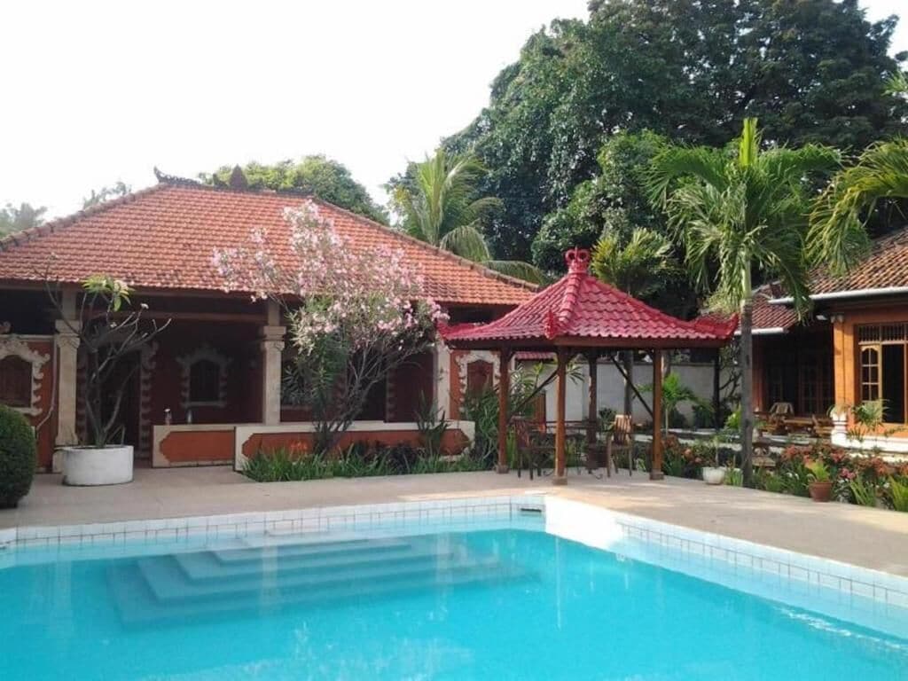 Una piscina al aire libre