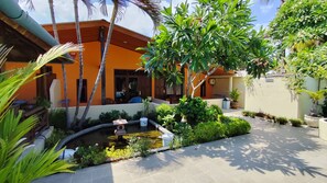 Kamar Double Standar | Meja kerja, ruang kerja ramah laptop, Wi-Fi gratis, dan seprai linen