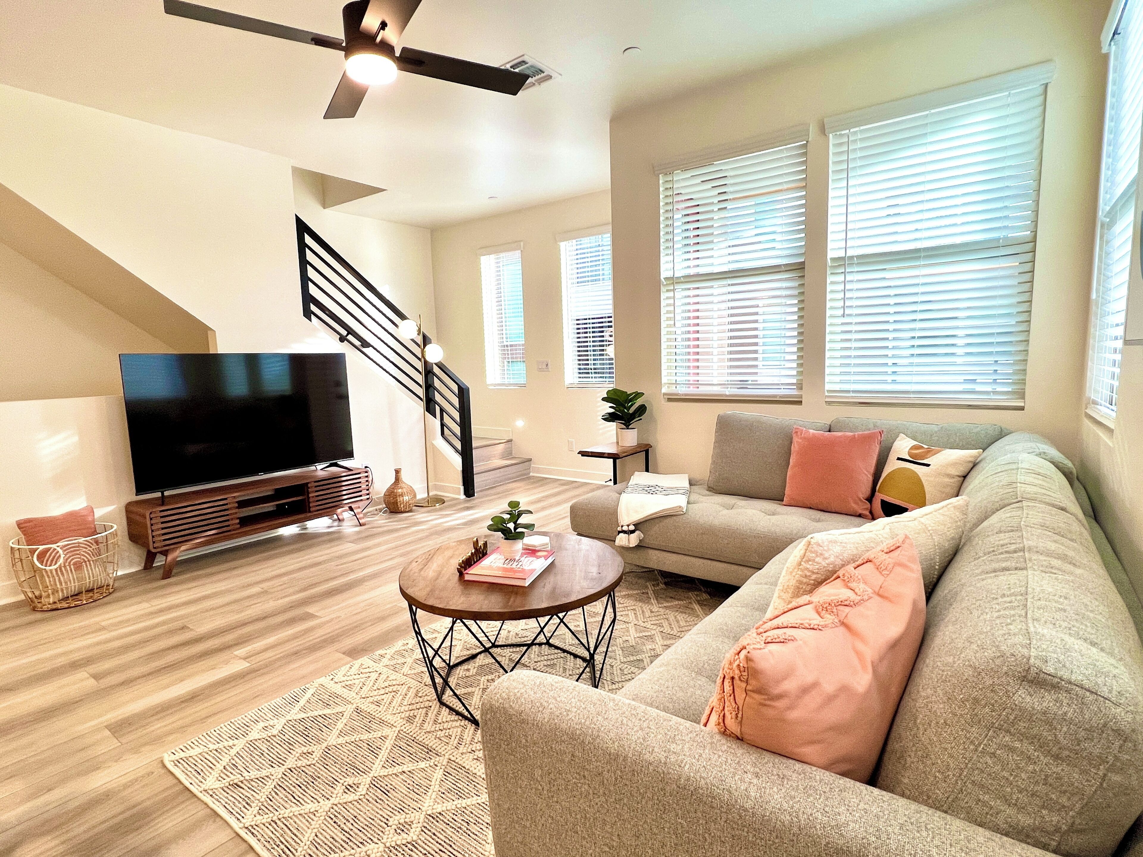 Scottsdale Modern Townhome for PHX Sports Events | 3bd+den+pool+garage 