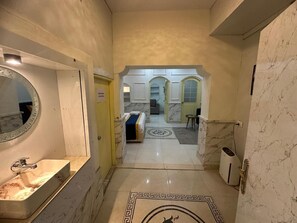 Deluxe Room | Bathroom - Hinduja Haveli  (Jodhpur)