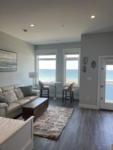 Ocean front Studio across from beach