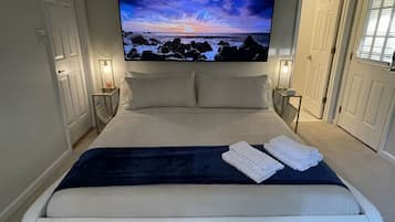 4 bedrooms, desk, iron/ironing board, WiFi