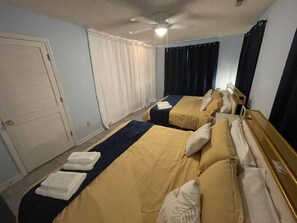 4 室のベッドルーム、デスク、WiFi