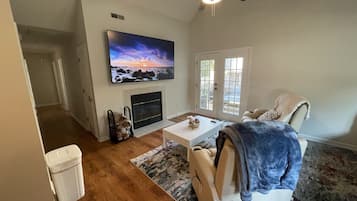 Televisión y chimenea