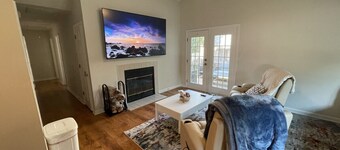 đđNo Stairs, 86â TVs, King Beds & Massage Near UGAđđ