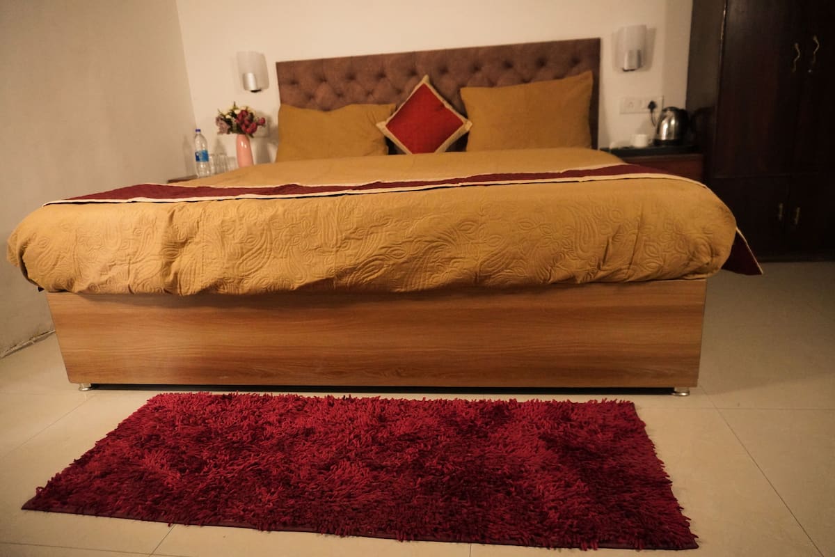 Blackout curtains, soundproofing, iron/ironing board, free WiFi