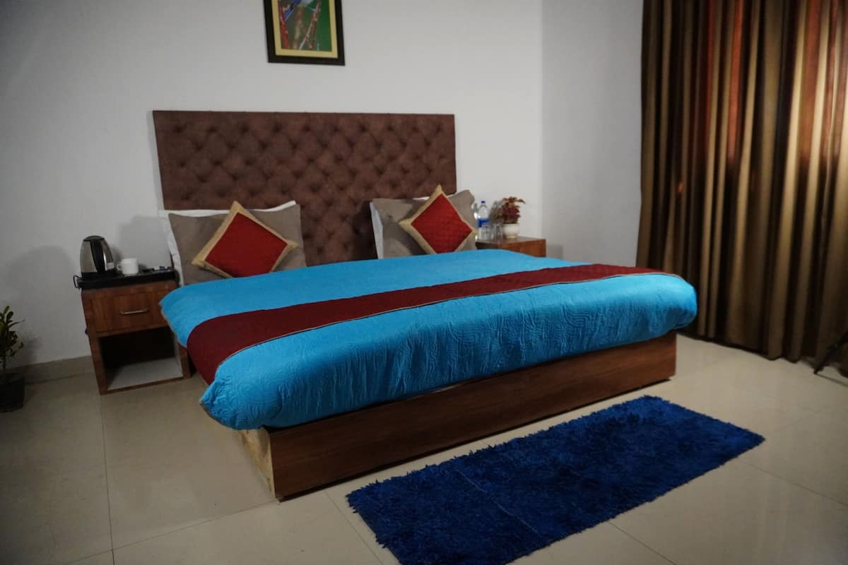 Blackout curtains, soundproofing, iron/ironing board, free WiFi