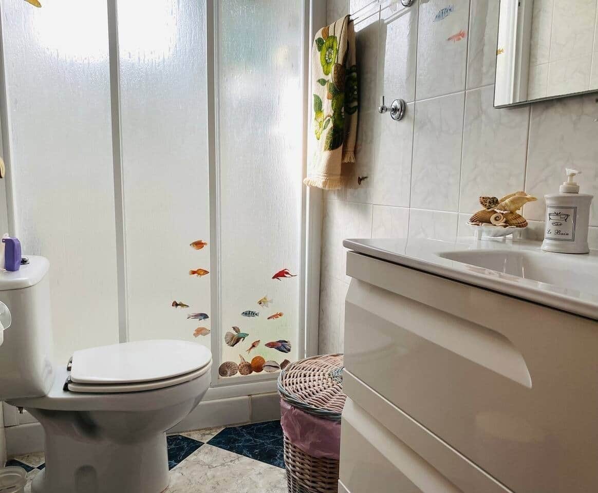 Een douche, een haardroger, handdoeken, zeep