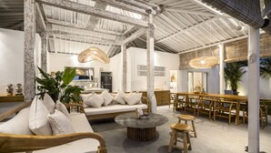Villa – deluxe, privat basseng, bassengutsikt | Oppholdsområde | Flatskjerm-TV