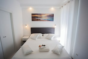 Deluxe Double Room | In-room safe, desk, laptop workspace, blackout drapes - Nirvana Garden Rooms (Split)