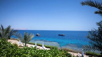 På stranden, strandhytter (tillægsgebyr), liggestole, parasoller