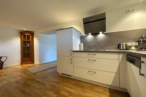 Jääkaappi, liesi, astianpesukone, kahvin-/teenkeitin