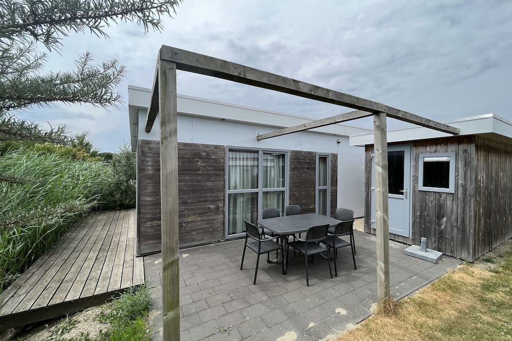 Compact chalet with dishwasher, on a holiday park at 4.5 km. from Rockanje