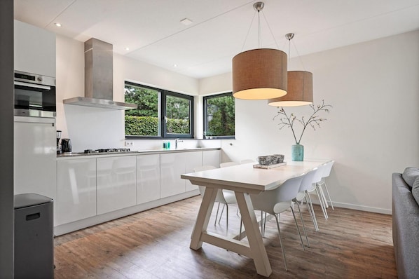 Réfrigérateur, micro-ondes, lave-vaisselle, cafetière/bouilloire