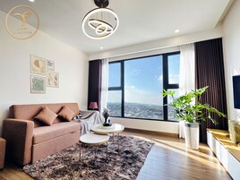 Panoramic Studio Suite | Living room | 45-inch Smart TV with digital channels, Netflix, streaming services