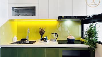 Panoramic Studio Suite | Private kitchen | Full-sized fridge, stovetop, cookware/dishes/utensils, cleaning supplies