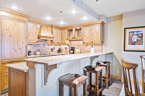 Microondas, placa de cocina, lavavajillas, cafetera/tetera