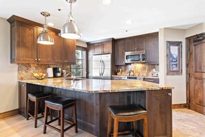 電子レンジ、コンロ、食器洗い機、コーヒー / ティーメーカー