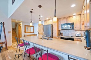 Microondas, placa de cocina, lavavajillas, cafetera/tetera