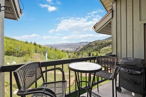 Outdoor dining - Lower Borders 505 (Beaver Creek)