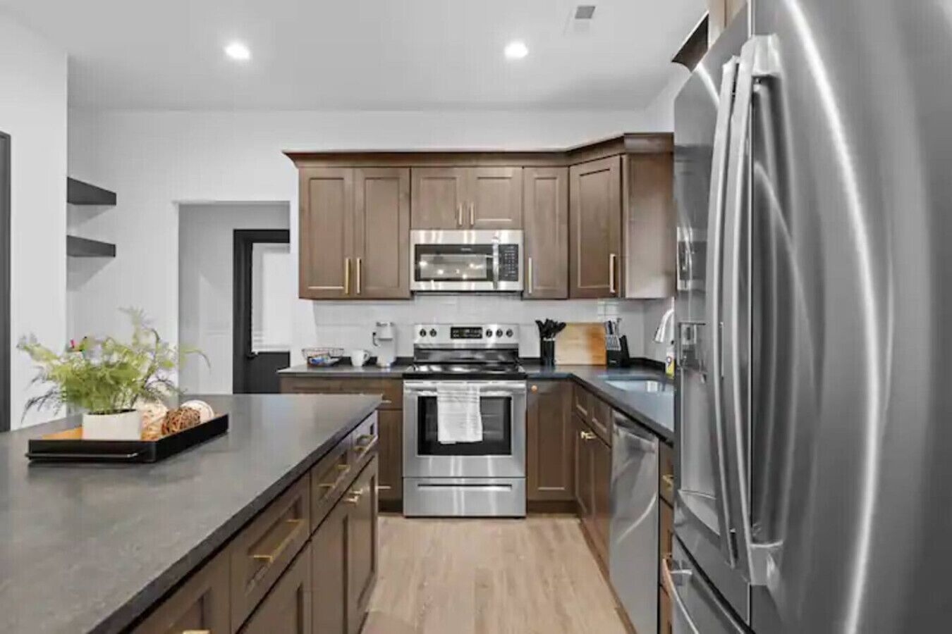 Refrigerador, microondas, horno y parrilla de estufa 