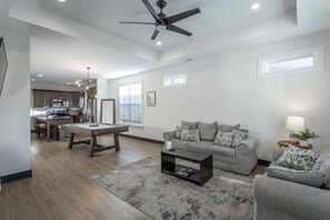 TV - Heart of Downtown Chattanooga | Sleeps 8 | Pool Table (Chattanooga)