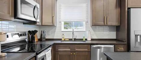 Réfrigérateur, micro-ondes, four, plaque de cuisson