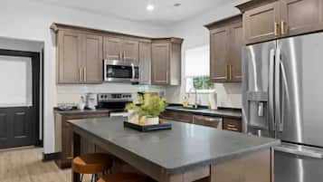 Frigorífico, microondas, horno y placa de cocina