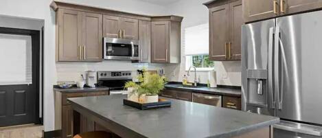 Kühlschrank, Mikrowelle, Ofen, Herdplatte