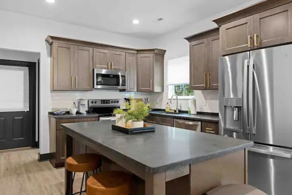 Refrigerador, microondas, horno, placa de cocina