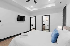 3 habitaciones, escritorio, tabla de planchar con plancha y wifi