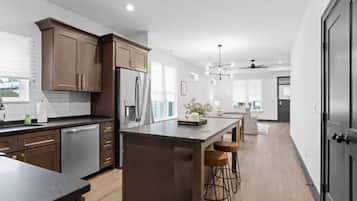 冰箱、微波炉、烤箱、炉灶