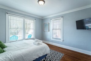 3 bedrooms, desk, iron/ironing board, travel cot